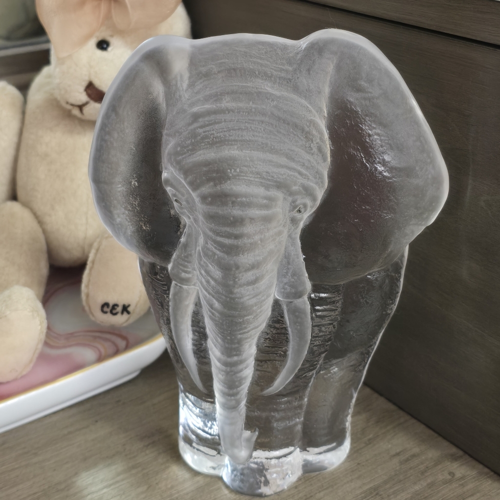 Mats Jonasson Crystal Elephant paperweight/figurine